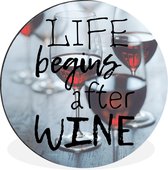 WallCircle - Wandcirkel - Muurcirkel - Wijn quote 'Life begins after wine' met wijnglazen tegen de achtergrond - Aluminium - Dibond - ⌀ 30 cm - Binnen en Buiten