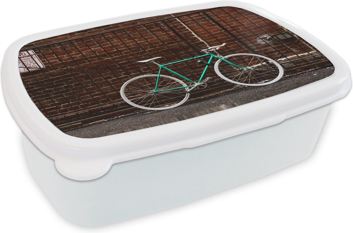 Broodtrommel Wit - Lunchbox - Brooddoos - Groene fiets bij het hek - 18x12x6 cm - Volwassenen