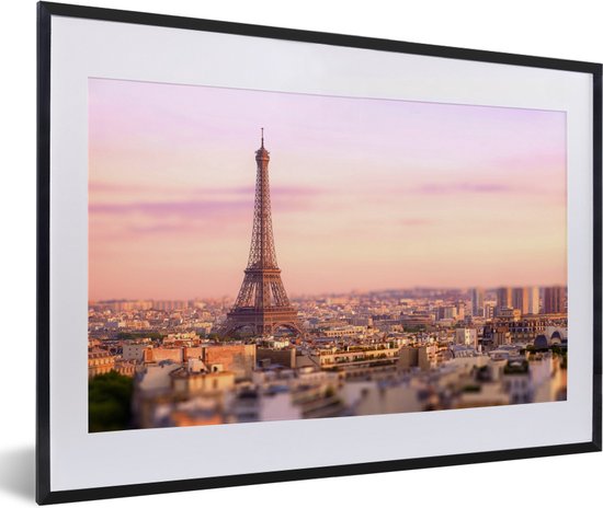 Uitzicht over Parijs met de Eiffeltoren die erboven uit steekt fotolijst zwart met witte passe-partout 60x40 cm - Foto print in lijst