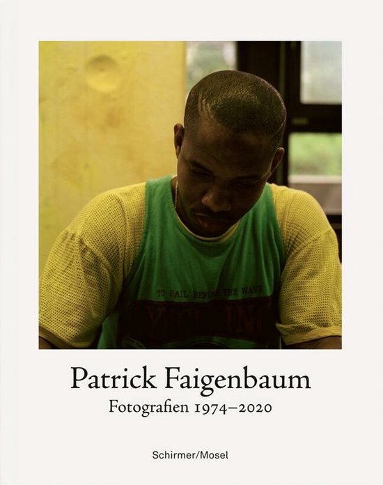 Jonge man met groen vest over geel shirt. Tekst op shirt: 'TO SAIL BEFORE THE WAVE'. Patrick Faigenbaum, Fotografie 1974-2020.