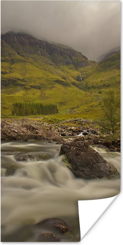 Poster Wilde rivier tussen de groene omgeving in Glen Coe