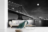 Behang - Fotobehang New York - Brug - Manhattan - Zwart - Wit - Breedte 360 cm x hoogte 240 cm