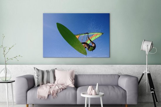 Un véliplanchiste accroche dans les airs toile 140x90 cm - Tirage photo sur toile (Décoration murale salon / chambre)