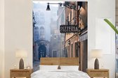Behang - Fotobehang Venetië - Uithangbord - Steeg - Breedte 160 cm x hoogte 240 cm