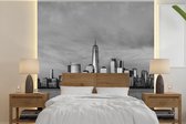 Behang - Fotobehang Manhattan - Skyline - Zwart - Wit - Breedte 350 cm x hoogte 350 cm