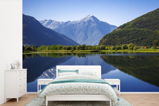 Papier peint photo vinyle - Un reflet d'un grand sommet de montagne dans l'eau du lac de Côme largeur 450 cm x hauteur 300 cm - Tirage photo sur papier peint (disponible en 7 tailles)