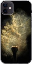 Geschikt voor iPhone 12 mini hoesje - Goud poeder op een zwarte achtergrond - Siliconen Telefoonhoesje
