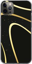 Geschikt voor iPhone 12 Pro Max hoesje - Gouden golven op een zwarte achtergrond - Siliconen Telefoonhoesje
