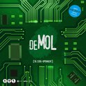 Het bordspel "De Mol: De Code Opdracht" toont een groen circuitbord-design met een vingerafdruk en de titel in witte letters.