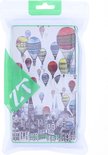 Étui de téléphone imprimé avec des montgolfières colorées au-dessus d'une ville. L'étui est emballé dans du plastique.
