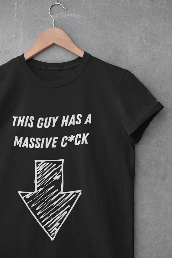 Shirt - This guy has a massive…. - Wurban Wear | Grappig shirt | Leuk cadeau | Unisex tshirt | Meme shirt | Vaderdag | Dirty shirt | Zwart