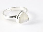 Hoogglans zilveren ring met regenboog maansteen - maat 17