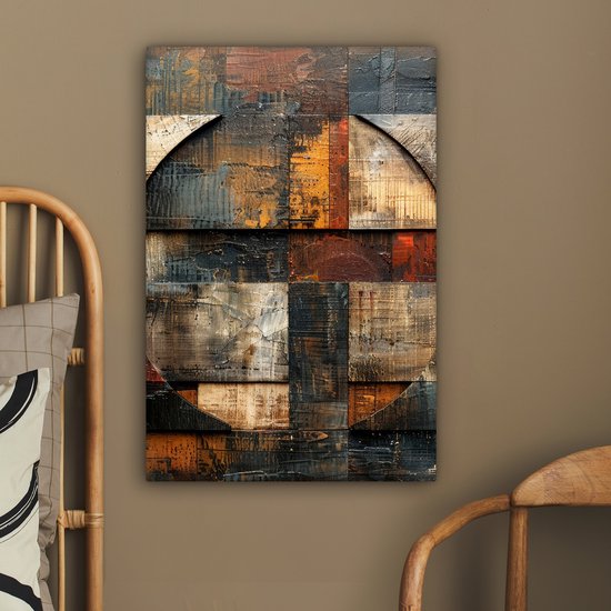 Peinture abstraite avec des motifs de bois et de carreaux dans des tons bruns, avec des éléments circulaires, accrochée à un mur à côté d'une chaise et d'un lit.