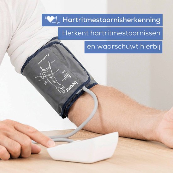 Armmanchet van bloeddrukmeter om een arm, met tekst 'Hartritmestoornisherkenning'.