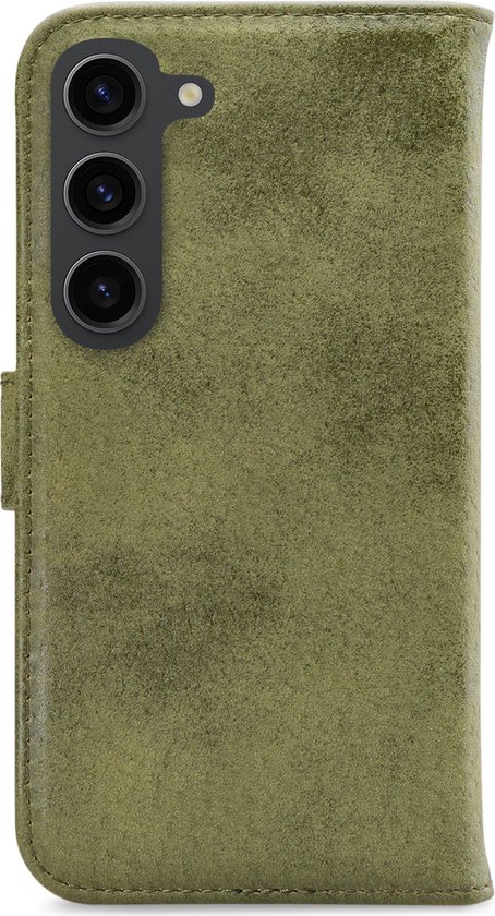 Portefeuille vert olive fermé, montrant le dos du téléphone et la caméra.