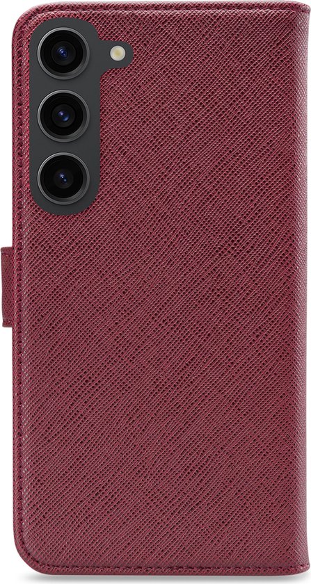 Étui de téléphone bordeaux texturé avec ouvertures pour appareil photo.