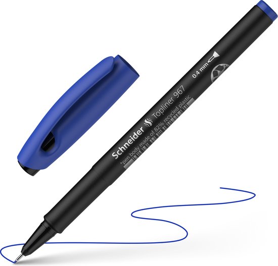 Blauwe Schneider Topliner 967 fineliner met de dop ernaast. Zwarte pen, blauwe dop, 0,4 mm punt.