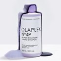 Paarse shampoo van Olaplex No.4P wordt uit een fles gegoten, met veel schuim.