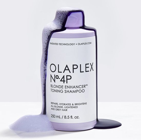 Paarse shampoo van Olaplex No.4P wordt uit een fles gegoten, met veel schuim.