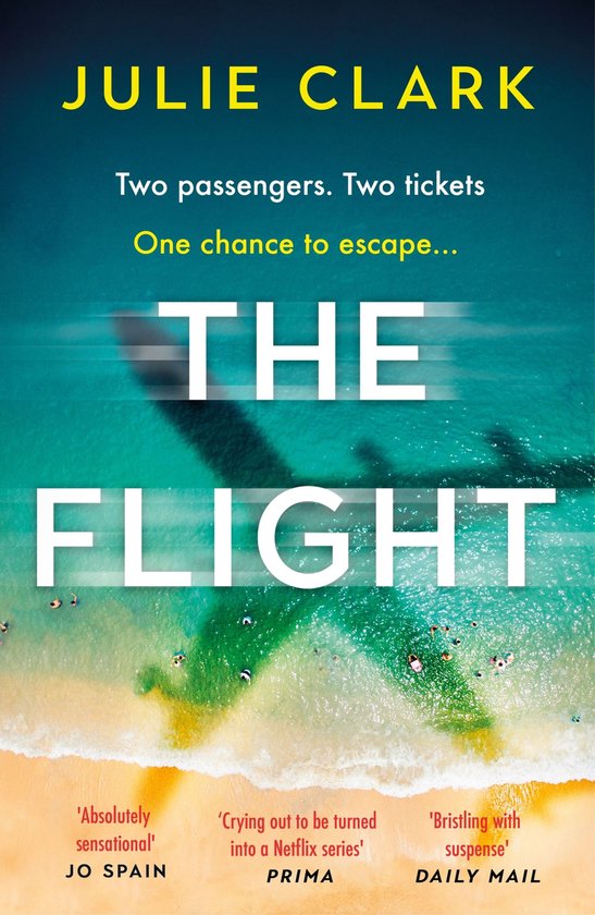 Boekcover 'The Flight' van Julie Clark, met de titel centraal en de schaduw van een vliegtuig boven een strand met mensen en zee.