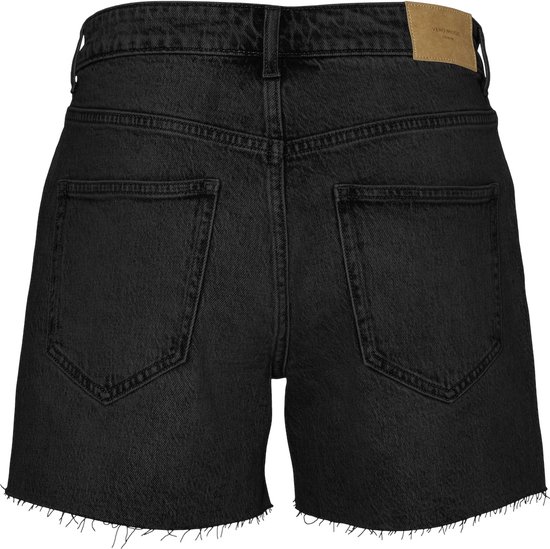 Zwarte denim shorts met rafelige zoom en een beige label met 'VERO MODA' erop.