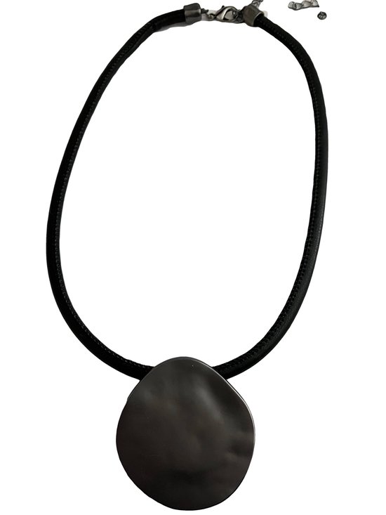 Petra's Sieradenwereld - Handgemaakte ketting imitatieleer met mooie hanger (914)