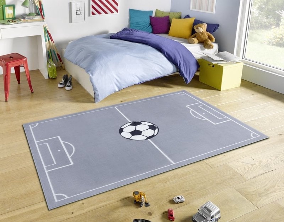 Flycarpets Kinderkamer Laagpolig vloerkleed - Voetbalveld - Grijs - 80x150 cm