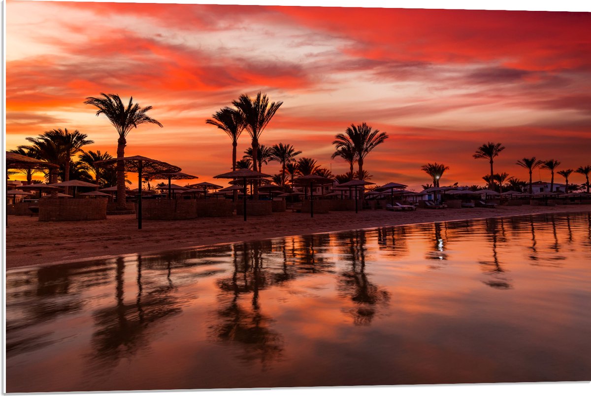PVC Schuimplaat- Strand - Zee - Zonsondergang - Parasols - Palmbomen - 90x60 cm Foto op PVC Schuimplaat