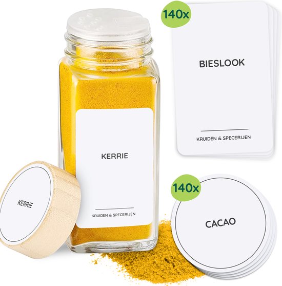 Pot d'épices en verre avec poudre de curry, étiquettes blanches et piles d'autocollants ronds et rectangulaires.