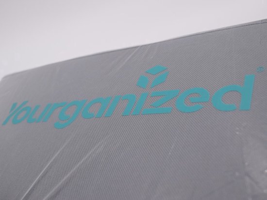 Boîte de rangement grise avec logo turquoise 'Yourganized'.