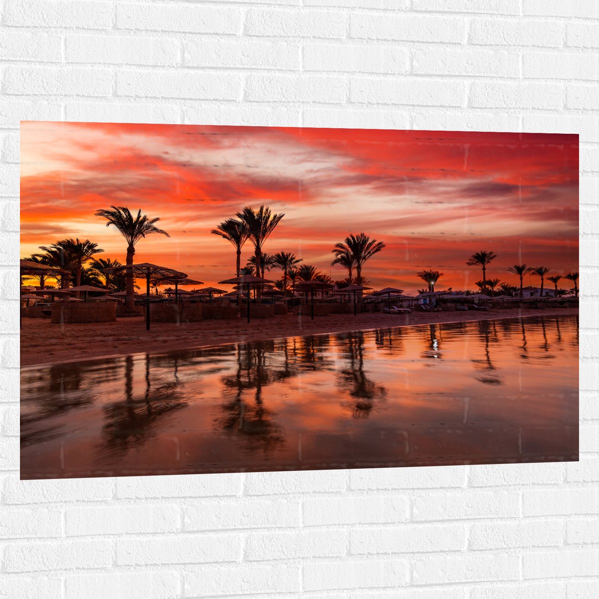 Muursticker - Strand - Zee - Zonsondergang - Parasols - Palmbomen - 120x80 cm Foto op Muur