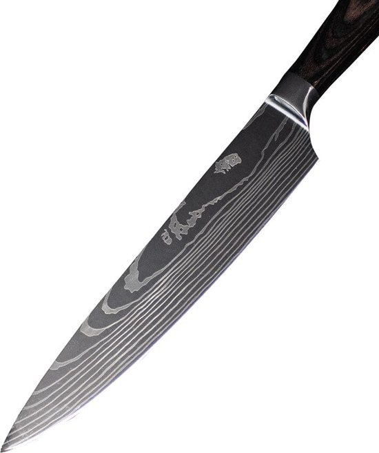 Gros plan sur la pointe d'une lame de couteau Shinrai argentée à motif damas, avec un manche en bois foncé.