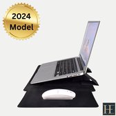 Heeren – Zwarte Premium Laptophoes – 13 inch – 3in1 - Multifunctionele Laptopstandaard – Muismat – Premium PU Leren Design – Ergonomische Verstelbaarheid