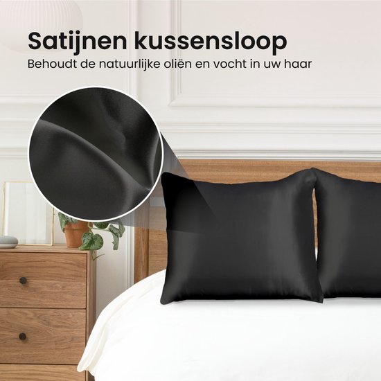 Twee zwarte satijnen kussenslopen op een bed, met een detailfoto van de stof.