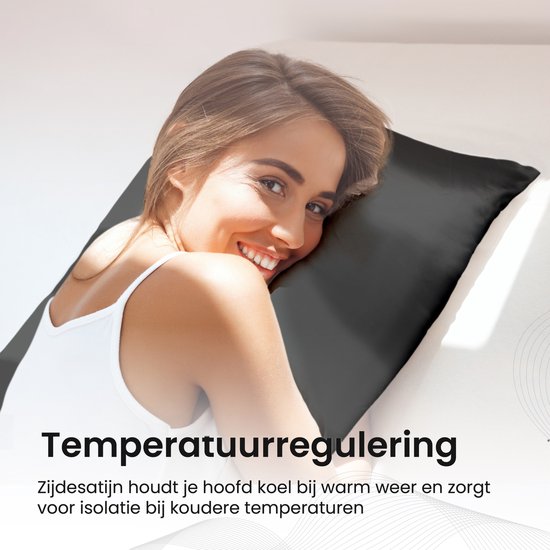 Een lachende vrouw slaapt op een zwart satijnen kussensloop.