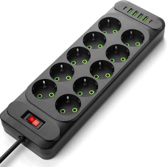Zwarte stekkerdoos met 10 stopcontacten met groene ringen, 6 USB-poorten en rode schakelaar.