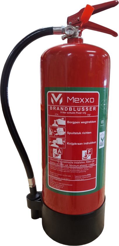 Mexxo 9 liter schuim blusser met label 'BRANDBLUSSER'. Rode cilinder met zwarte voet en slang. Keuringssticker aanwezig.
