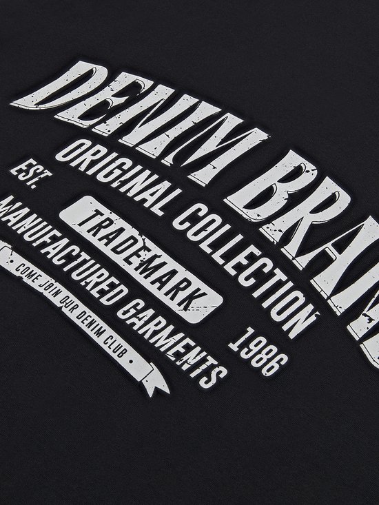 Zwart t-shirt met witte tekst: "DENIM BRAND", "ORIGINAL COLLECTION", "EST. TRADEMARK 1986", "MANUFACTURED GARMENTS".