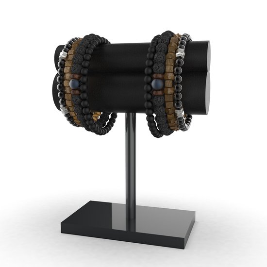 Twee sets van vier armbanden met zwarte kralen, lavasteen en houten kralen op een zwarte display.