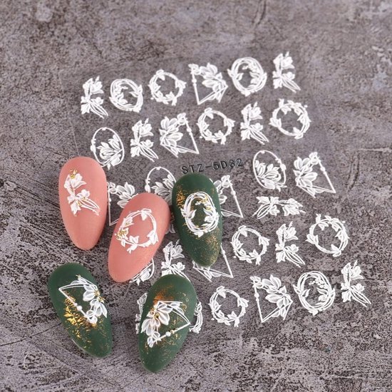 Transparante sticker met witte 3D-bloemen en geometrische patronen, met roze en groene nepnagels.