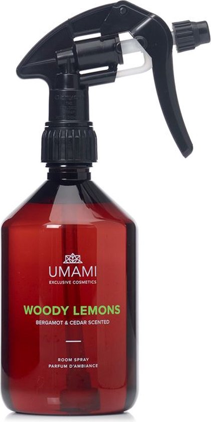 Bruine roomsprayfles met zwarte spuitkop. "WOODY LEMONS BERGAMOT & CEDAR SCENTED ROOM SPRAY PARFUM D'AMBIANCE"