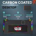 Zwarte game bureau met "CARBON COATED DESKTOP" en "RGB LED Light". Water- en vlekbestendig.