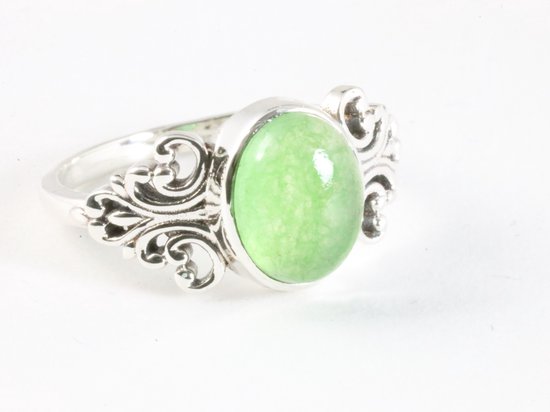 Fijne bewerkte zilveren ring met jade - maat 18.5