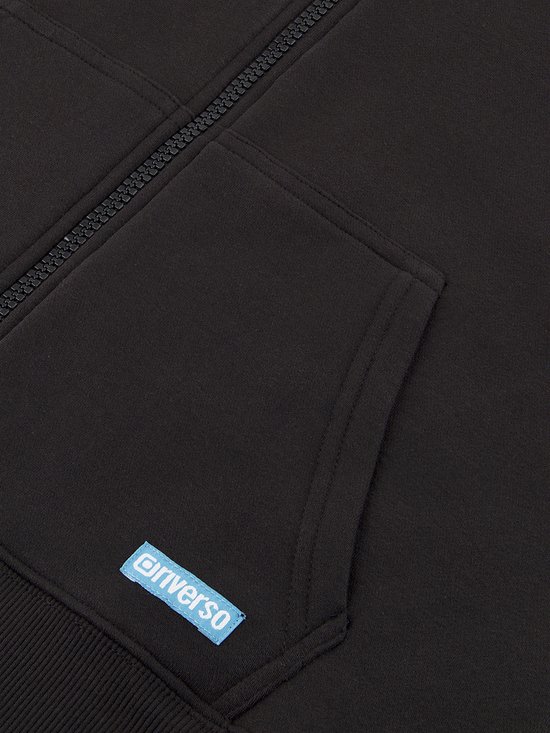 Zwarte hoodie met rits, kangoeroezak en lichtblauw riverso label.