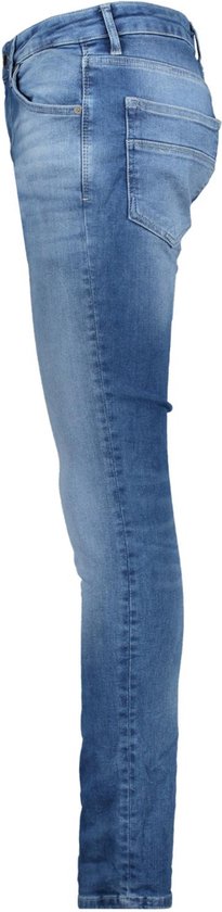 Zijaanzicht van een lichtblauwe, slank gesneden jeans met een stonewashed look.