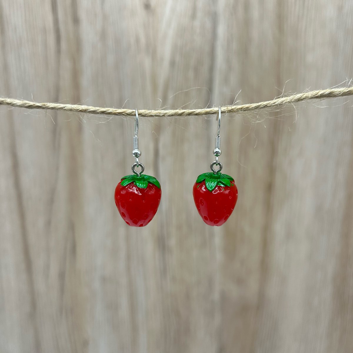 Twee Zoete Meisjes in Het Restaurant Eten Rode Aardbeien Met Crea Stock