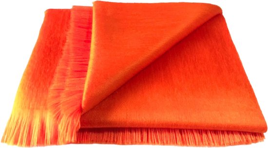 Foto: Alpaca d luxe sjaal oranje scarf sjaal van alpacawol luxe cadeau sjaals dames sjaals heren lange sjaal damesmode herenmode zacht en warm nekwarmer alpaca shawls gift moederdag vaderdag orange elegant comfortabel