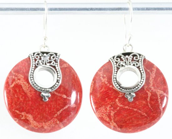 Traditionele bewerkte ronde zilveren oorbellen met rode koraal steen