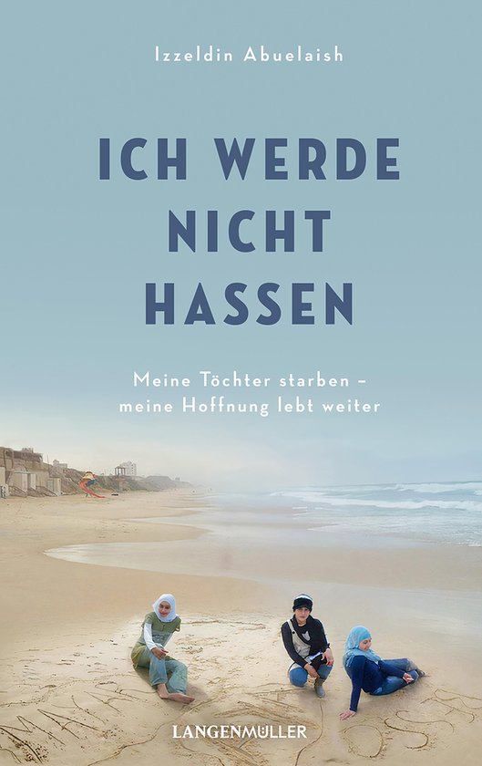 Boek 'Ich werde nicht hassen' met op de voorkant drie vrouwen op een strand. De titel 'Ich werde nicht hassen' en 'Meine Töchter starben - meine Hoffnung lebt weiter' staan bovenaan.