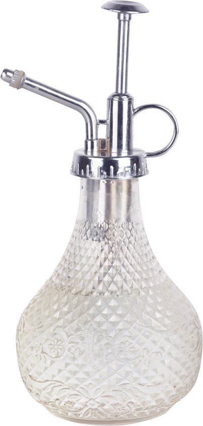 Een heldere glazen plantenspuit met zilverkleurig metalen sproeimechanisme, gedeeltelijk gevuld met water.